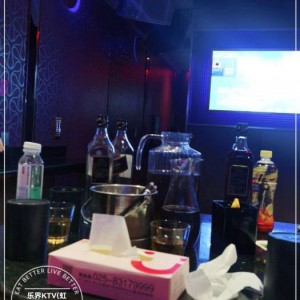 上海松江区中山街道附近ktv招聘包厢服务员,招聘微信多少