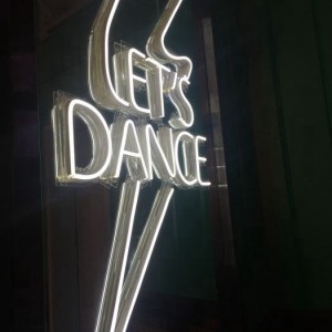 上海嘉定区嘉定镇街道附近夜总会招聘包厢陪唱,交五险一金吗？