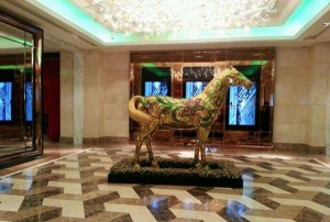 上海浦东新区东明路街道附近酒吧招聘商务接待,跟领队还是直招