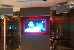 上海嘉定区南翔镇附近夜总会招聘包厢服务员,是当天上班当天发薪吗？