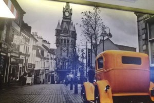 上海静安区大宁路街道附近夜总会招聘包厢陪唱,加班双倍工资吗？