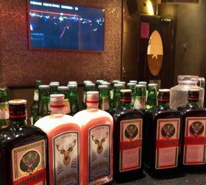 上海青浦区附近夜总会招聘包厢服务员,有没有年龄限制_