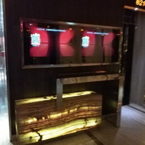 上海知名的酒吧招聘包厢服务员,夜场上班适合穿黑色衣服吗？